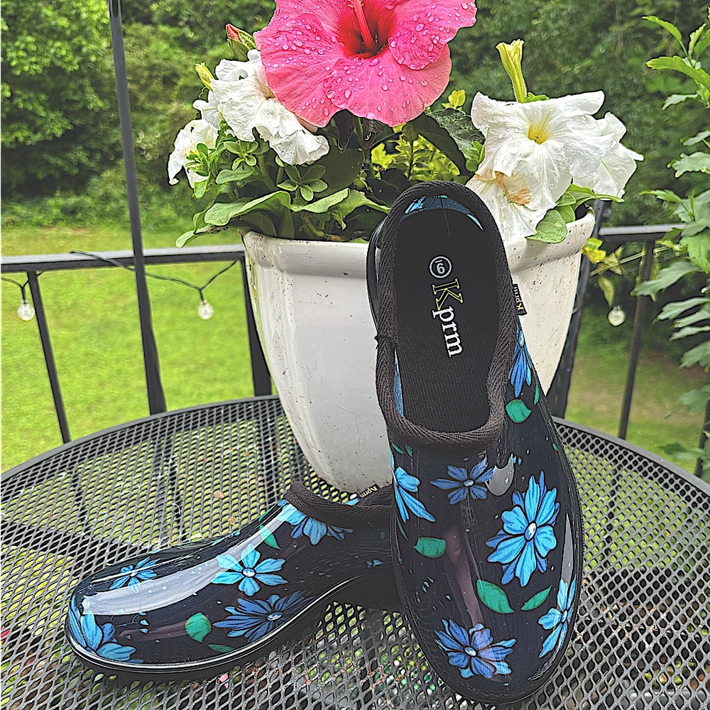 KPRM Garden Shoes.Blue Floral With Water Proof Coating .No Slip Soles. size 9